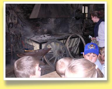 Les enfants visitent la forge du village